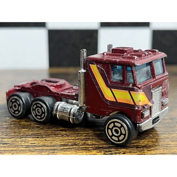 Lot of 4 Semi Trucks - Kenworth, Cargo Truck - Matchbox & Universal Product - Picture 6 of 11